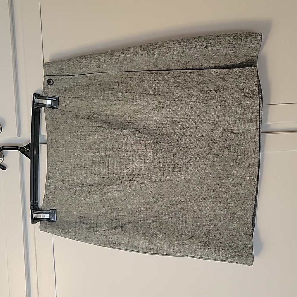 Geoffrey Beene Sport wrap skirt. Black/Gray, Size 10, Mach wash, Great condition